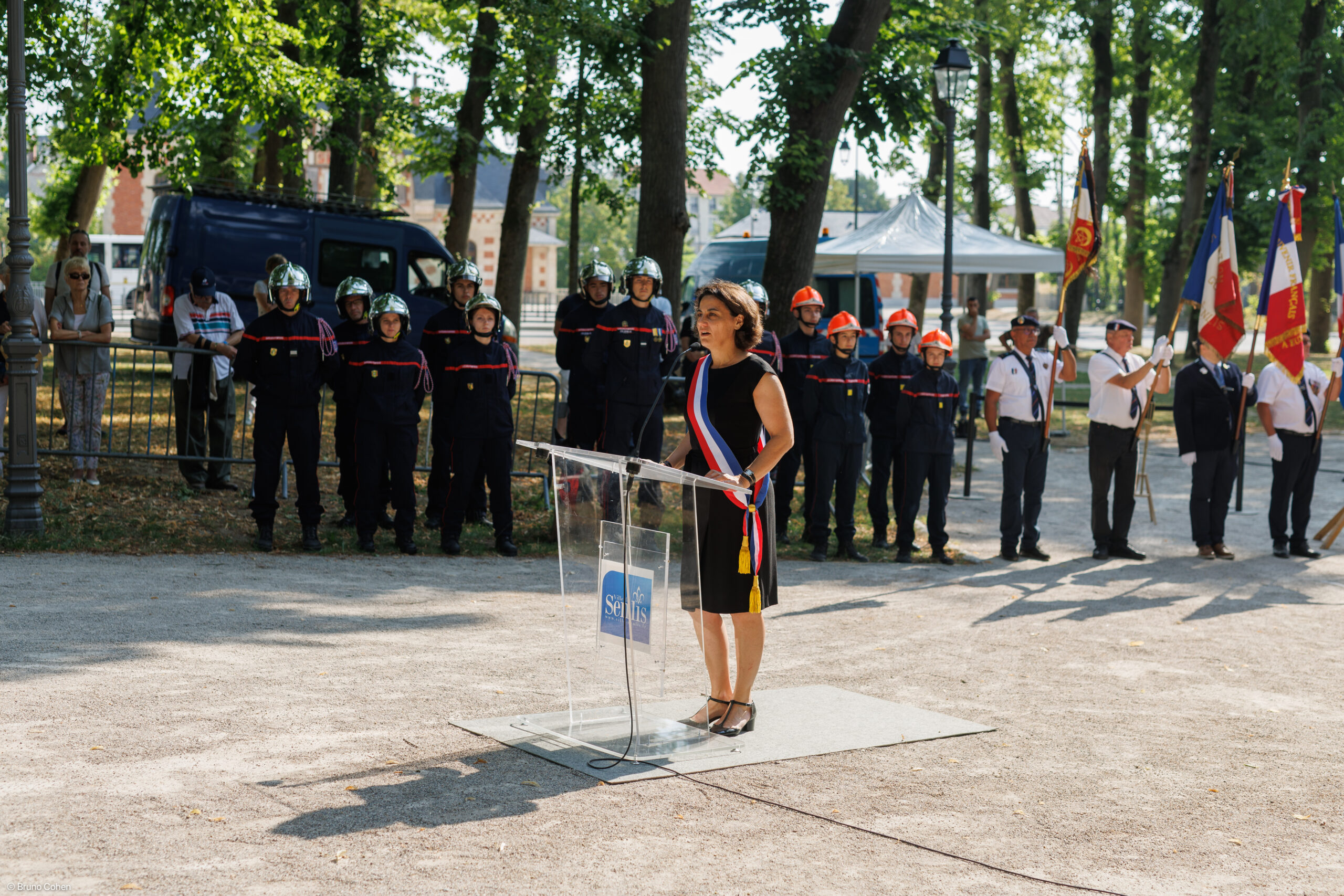 discours du maire 14 juillet cérémonie fête nationale devant pompiers et portes drapeaux