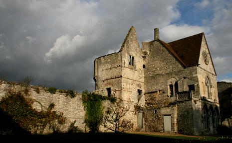 Château Royal de Senlis sous l'orage